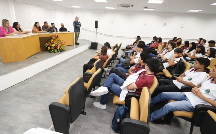 Decon Maracanaú promove roda de conversa sobre direitos do consumidor e prevenção de fraudes com alunos do Ensino Médio 